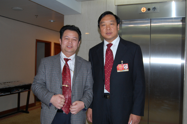 与人大代表赵凤琦合影