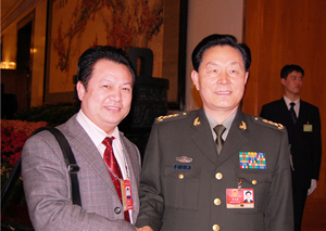 与原南京军区司令员朱文泉合影