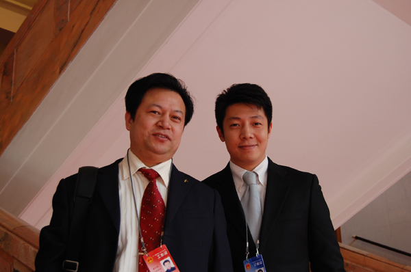 与中央电视台主持撒贝宁合影