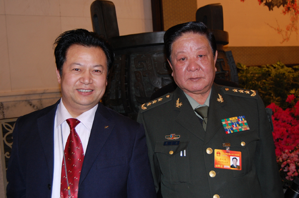 与解放军后勤政委孙大发合影