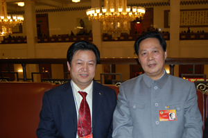 与人大代表汪国新合影