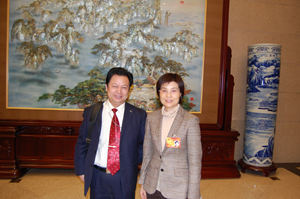 与阳光集团董事长陈丽芬合影