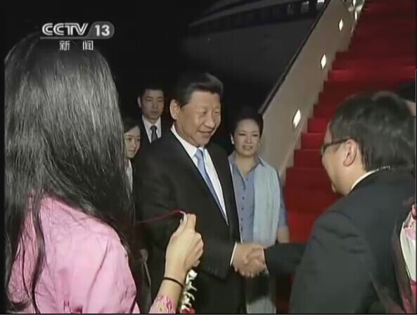 习近平抵达雅加达出席会议